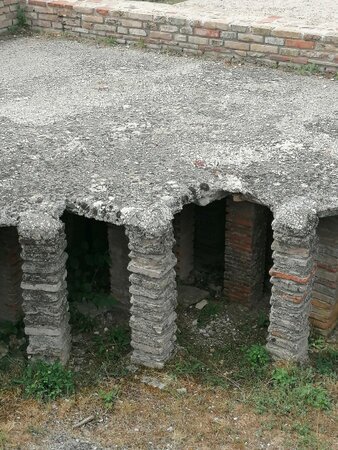 Alba Fucens, antica città romana ai piedi del Monte Velino, in provincia dell'Aquila